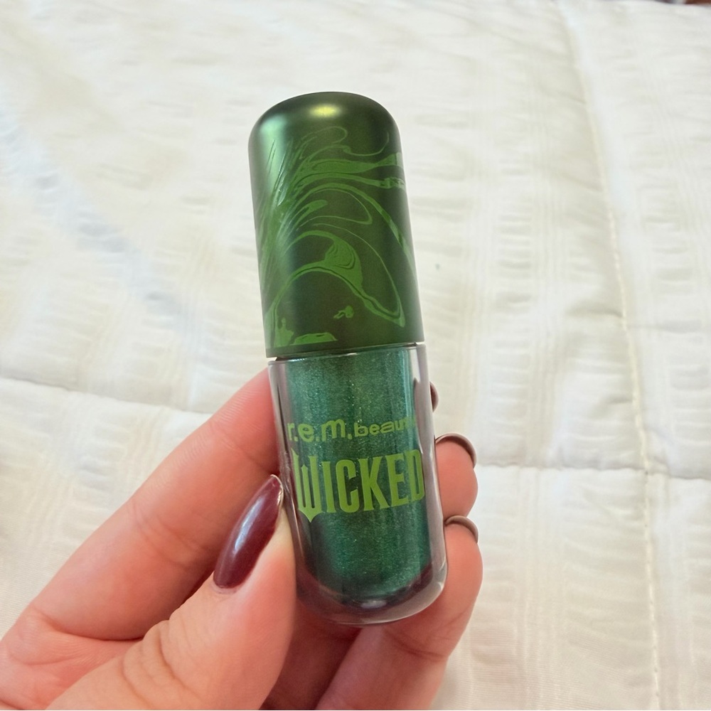R.E.M. Beauty Elphaba Eyeshadow + Eyeliner - Picture 3 of 8